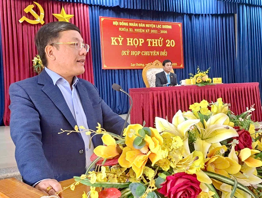 Đồng chí Bùi Thế - Chủ tịch UBND huyện Lạc Dương Giải trình, tiếp thu đối với các ý kiến góp ý của Đại biểu về dự thảo Nghị quyết 