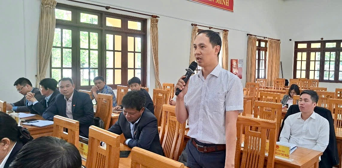 Đại biểu trao đổi