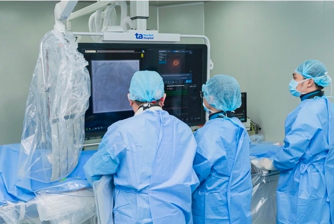 Đạo diễn Nguyễn Quang Dũng thoát nguy kịch do nhồi máu cơ tim - Ảnh 1.