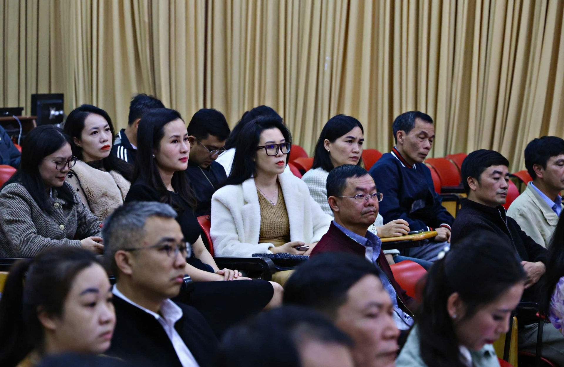 Cán bộ, nhân viên, phóng viên, kỹ thuật viên Đài PTTH Lâm Đồng tham gia buổi làm việc của đồng chí Quyền Bí thư Tỉnh uỷ Nguyễn Thái Học