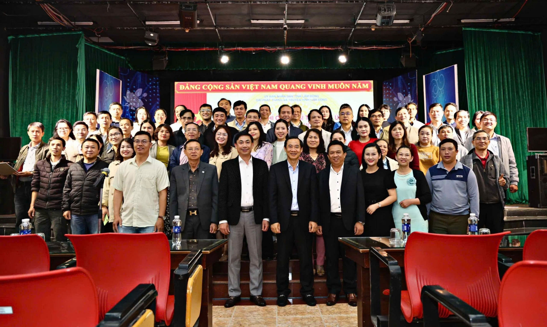 Đồng chí Nguyễn Thái Học – Quyền Bí thư Tỉnh uỷ chụp hình lưu niệm với cán bộ, nhân viên, phóng viên, kỹ thuật viên Đài PTTH Lâm Đồng