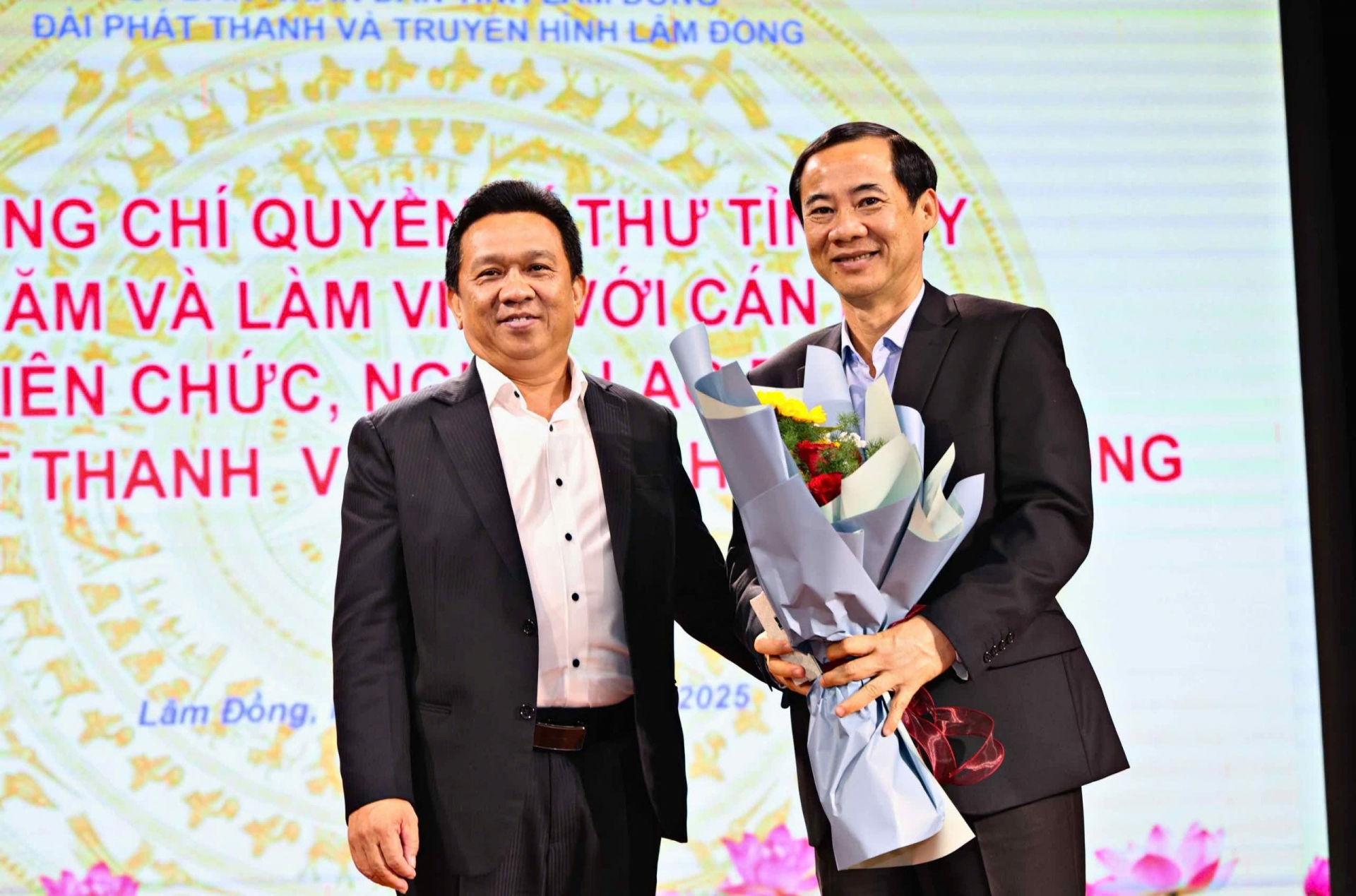 Đồng chí Nguyễn Tấn Lộc - Giám đốc Đài PTTH Lâm Đồng tặng hoa đồng chí Nguyễn Thái Học - Quyền Bí thư Tỉnh uỷ