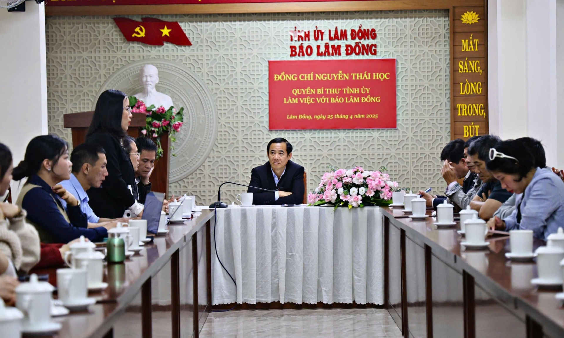 2.Đồng chí Nguyễn Thái Học – Quyền Bí thư Tỉnh uỷ lắng nghe các ý kiến, kiến nghị của cán bộ Báo Lâm Đồng
