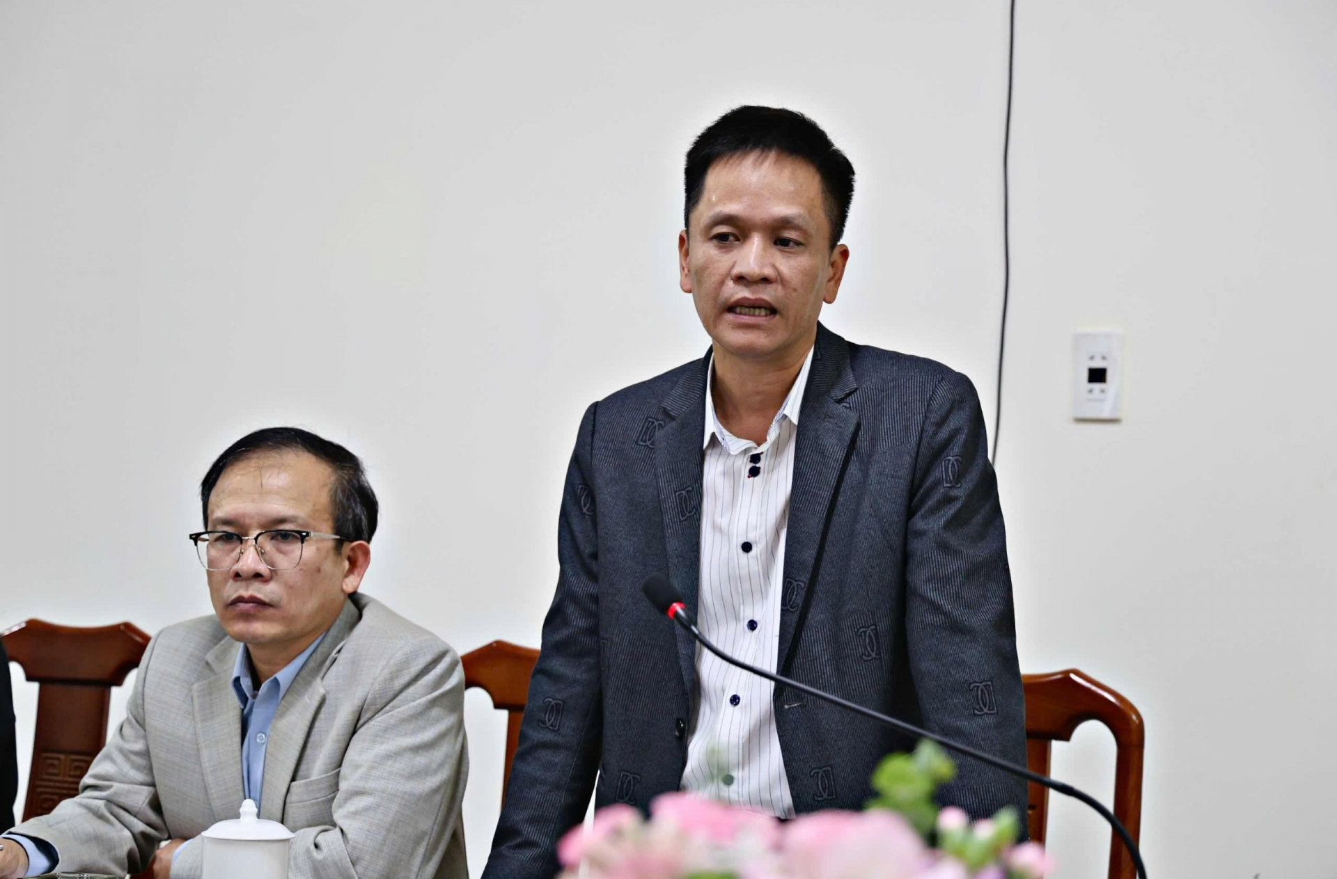 Đồng chí Nguyễn Hồng Hải – Phó Tổng biên tập phụ trách Báo Lâm Đồng báo cáo những khó khăn khi tiến hành sáp nhập, sắp xếp các cơ quan báo – đài khi nhập 3 tỉnh Lâm Đồng – Bình Thuận – Đăk Nông