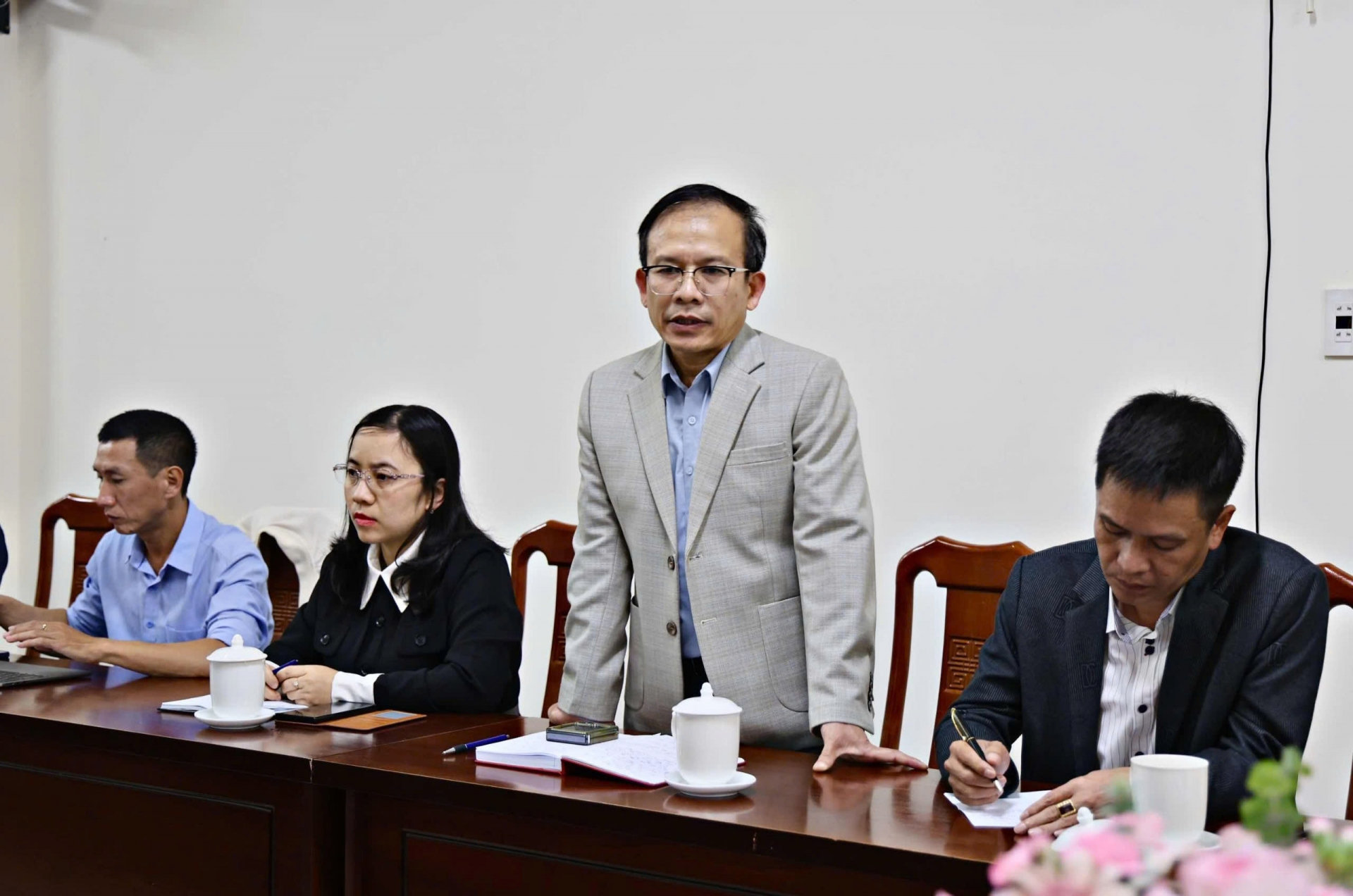 Đồng chí Lê Hữu Túc – Chánh văn phòng Báo Lâm Đồng báo cáo về công tác tư tưởng đội ngũ cán bộ, phóng viên Báo Lâm Đồng đối với vấn đề sáp nhập
