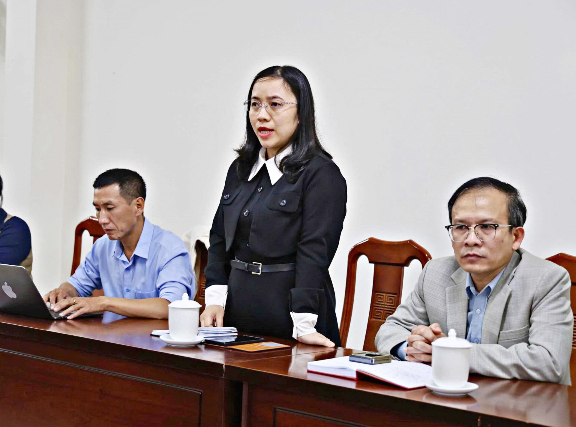 Đồng chí Nguyễn Thị Hải Yến - Trưởng Phòng Xây dựng Đảng, Nội chính, Bạn đọc Báo Lâm Đồng báo cáo về việc thực hiện chuyên trang đặc biệt kỷ niệm 50 năm Ngày Giải phóng miền Nam, thống nhất đất nước