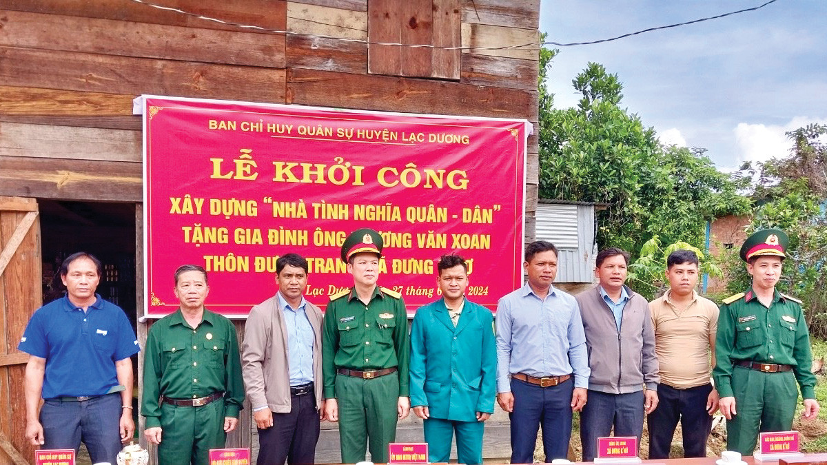 Ban CHQS huyện Lạc Dương hỗ trợ xây dựng nhà tình nghĩa quân - dâncho hộ cận nghèo tại xã Đưng Knớ