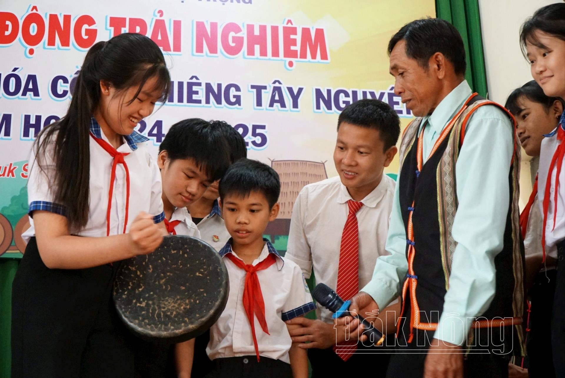 Không ai bị chê trách khi đánh sai, mỗi lỗi nhỏ đều được nghệ nhân, các em cùng cười, cùng sửa.