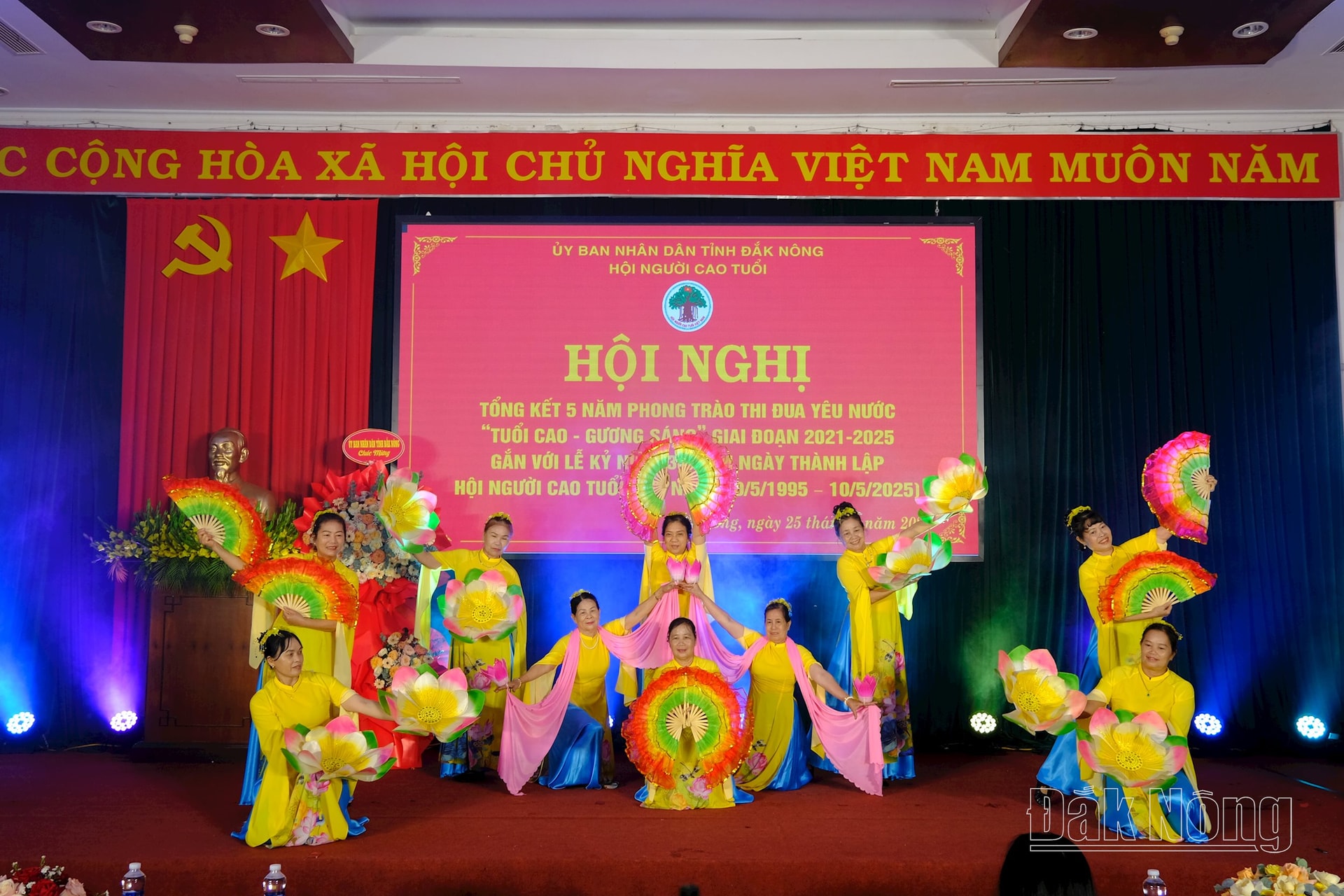 Văn nghệ chào mừng hội nghị trình diễn bởi hội viên Hội NCT tỉnh