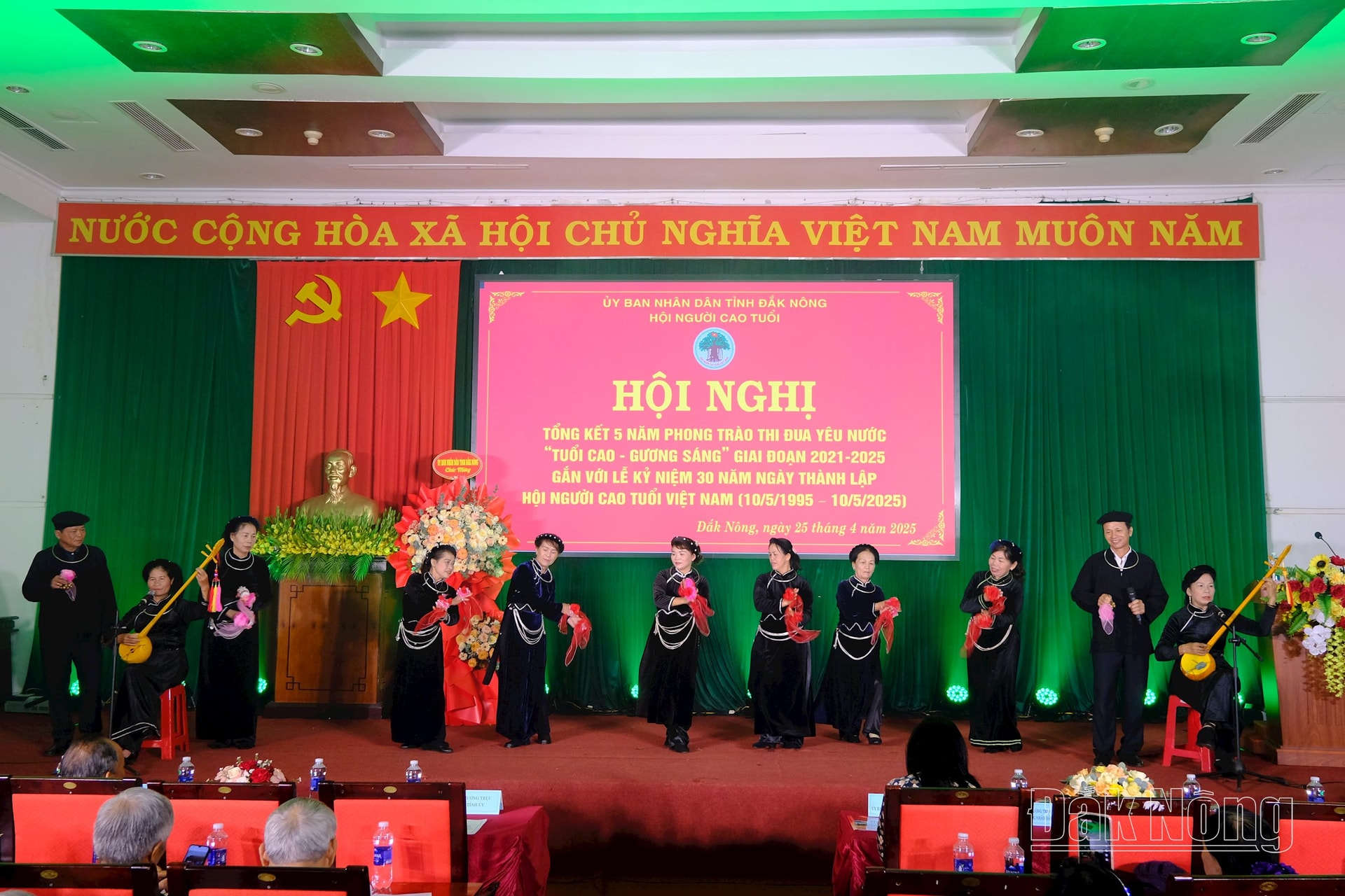Văn nghệ chào mừng hội nghị trình diễn bởi hội viên Hội NCT tỉnh