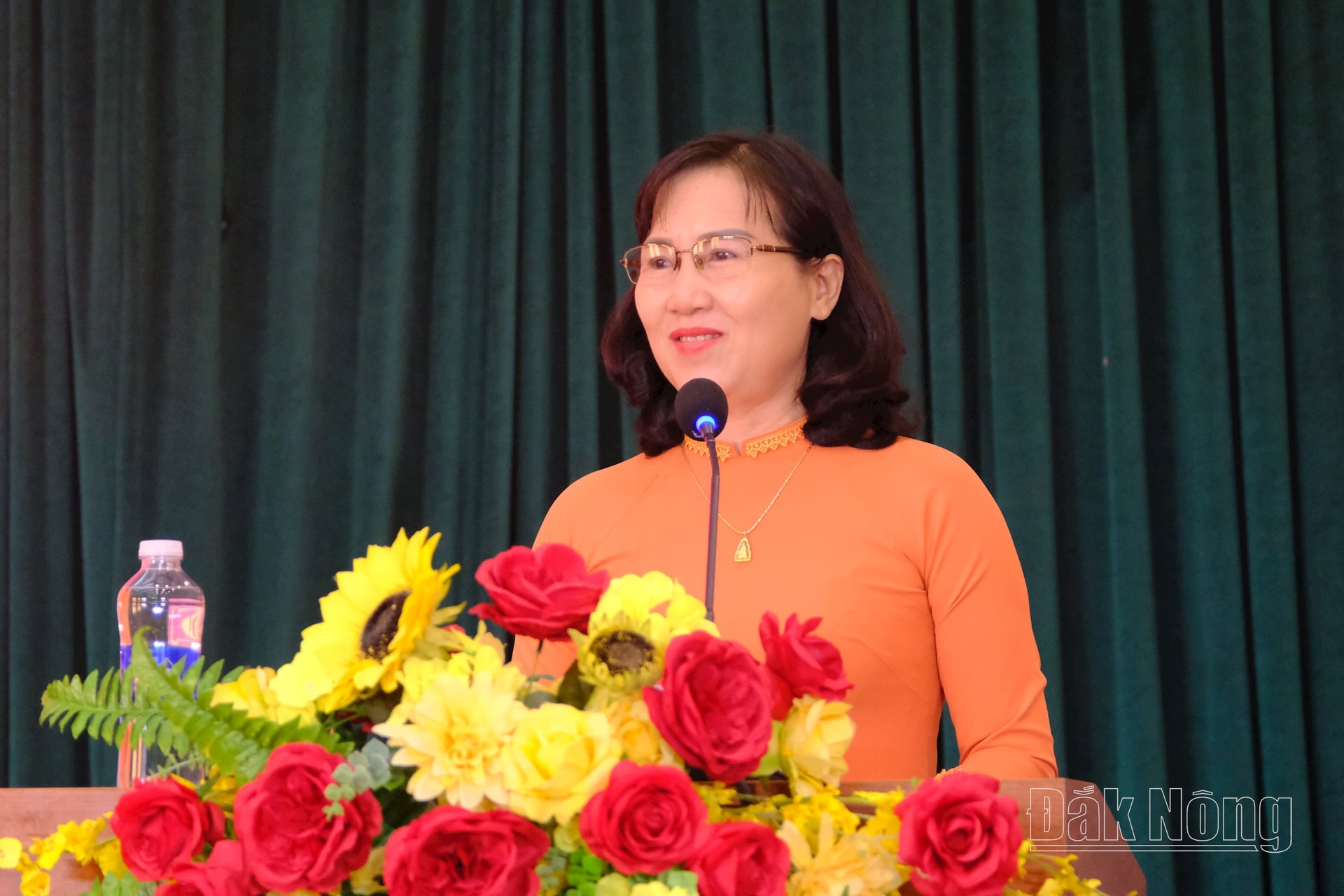 Bà Nguyễn Thị Hoa, Chủ tịch Hội NCT tỉnh Đắk Nông phát biểu khai mạc hội nghị