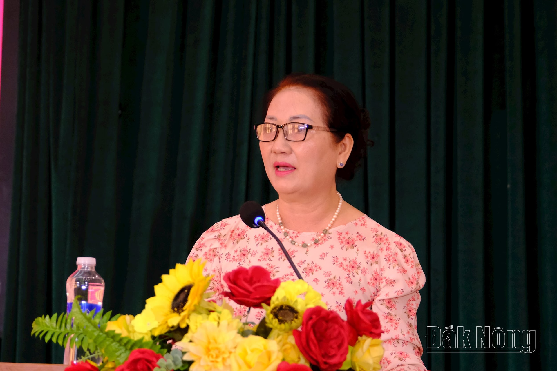 Bà Đặng Thị Tâm, Phó Chủ tịch Hội NCT tỉnh báo cáo tổng kết 5 năm phong trào thi đua yêu nước “Tuổi cao-Gương sáng” giai đoạn 2021-2025 tại hội nghị