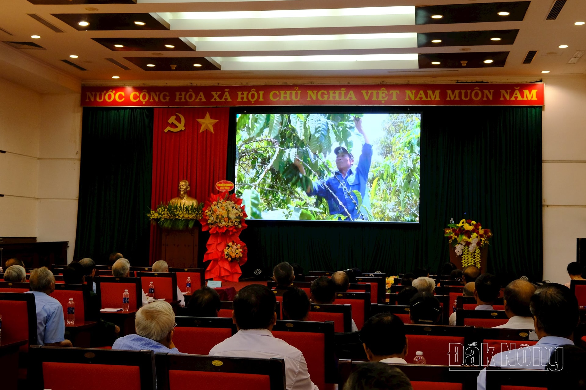 Các đại biểu theo dõi phóng sự tổng kết 5 năm phong trào thi đua yêu nước “Tuổi cao-Gương sáng” giai đoạn 2021-2025
