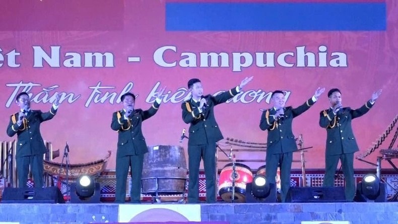 Đặc sắc chương trình giao lưu hữu nghị “Thắm tình biên cương” ảnh 3