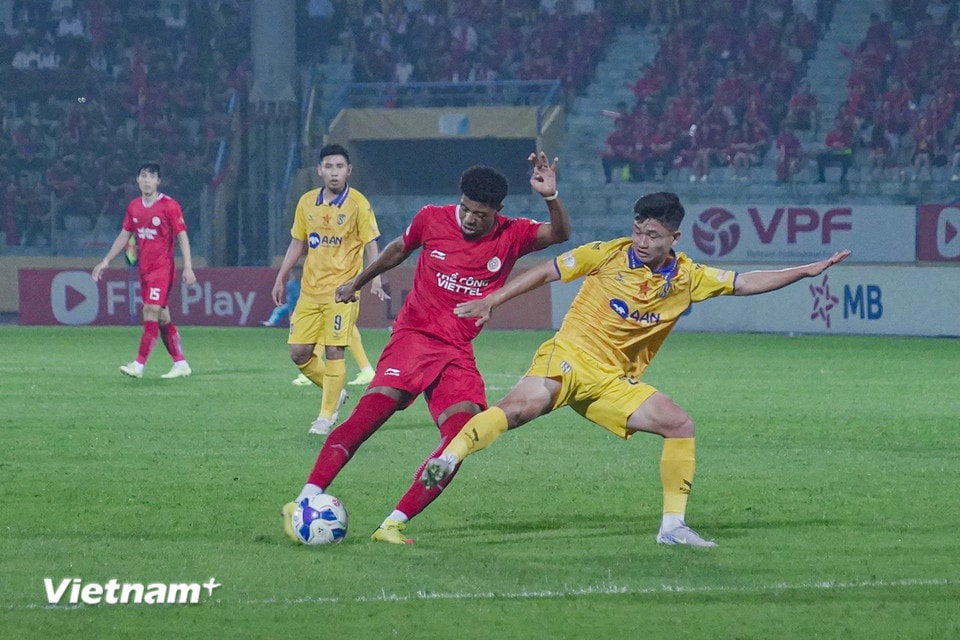 Lối chơi quyết liệt của hàng thủ đội khách khiến các chân sút của Thể Công gặp nhiều khó khăn trong việc tiếp cận khung thành. (Ảnh: Việt Anh/Vietnam+)