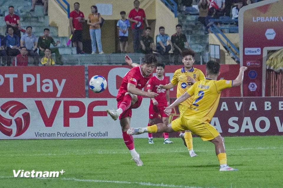 Đầu hiệp 2, huấn luyện viên Nguyễn Đức Thắng đưa tiền vệ Danh Trung (áo đỏ) vào sân để gia tăng sức tấn công cho Thể Công-Viettel. (Ảnh: Việt Anh/Vietnam+)