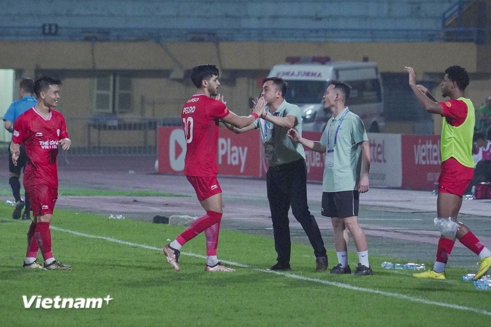 Tiền đạo mang áo số 10 ăn mừng cùng huấn luyện viên Nguyễn Đức Thắng. Chiến thắng chung cuộc 1-0 giúp Thể Công-Viettel tạm thời vươn lên xếp thứ 3 trên bảng xếp hạng. (Ảnh: Việt Anh/Vietnam+)