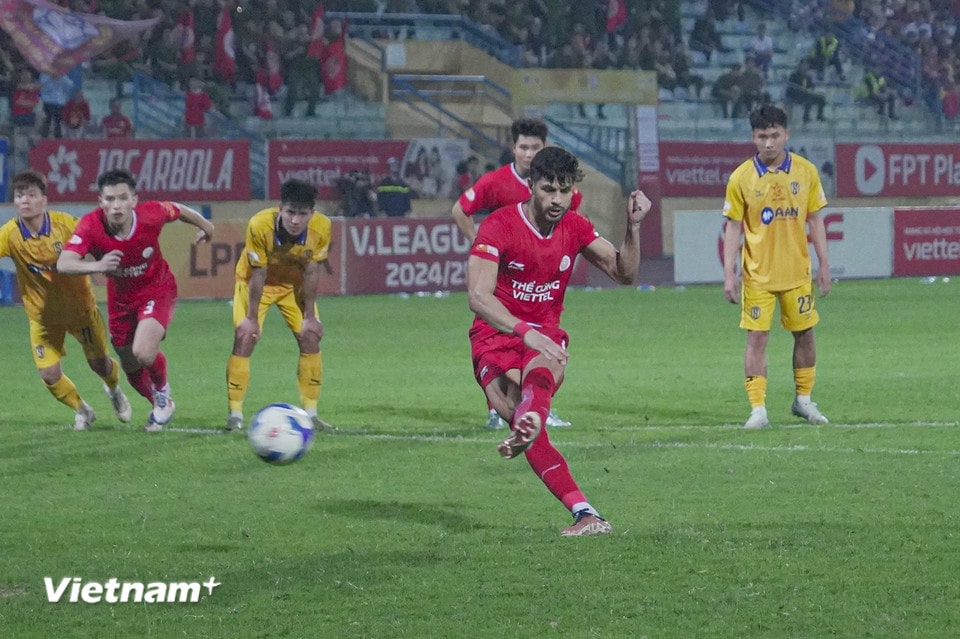 Thi đấu kiên cường nhưng đến phút thứ 86, đội khách vẫn phải nhận bàn thua với tình huống sút penalty chính xác của ngoại binh Pedro Henrique bên phía Thể Công. (Ảnh: Việt Anh/Vietnam+)