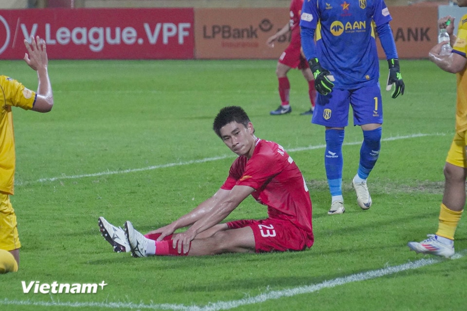 Tiền đạo Nhâm Mạnh Dũng 