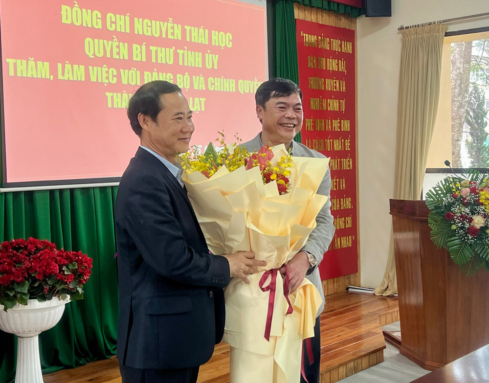 Bí thư Thành uỷ Đà Lạt thay mặt Đảng bộ, chính quyền thành phố gửi tặng bó hoa tươi thắm đến Quyền Bí thư Tỉnh ủy