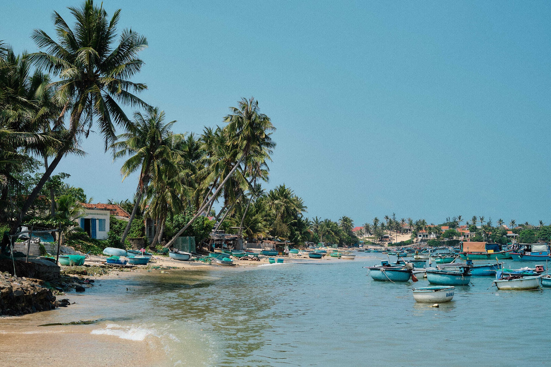 Hòn Chùa, Phú Yên là một hòn đảo còn hoang sơ. (Ảnh: Hoàng Minh Đức)