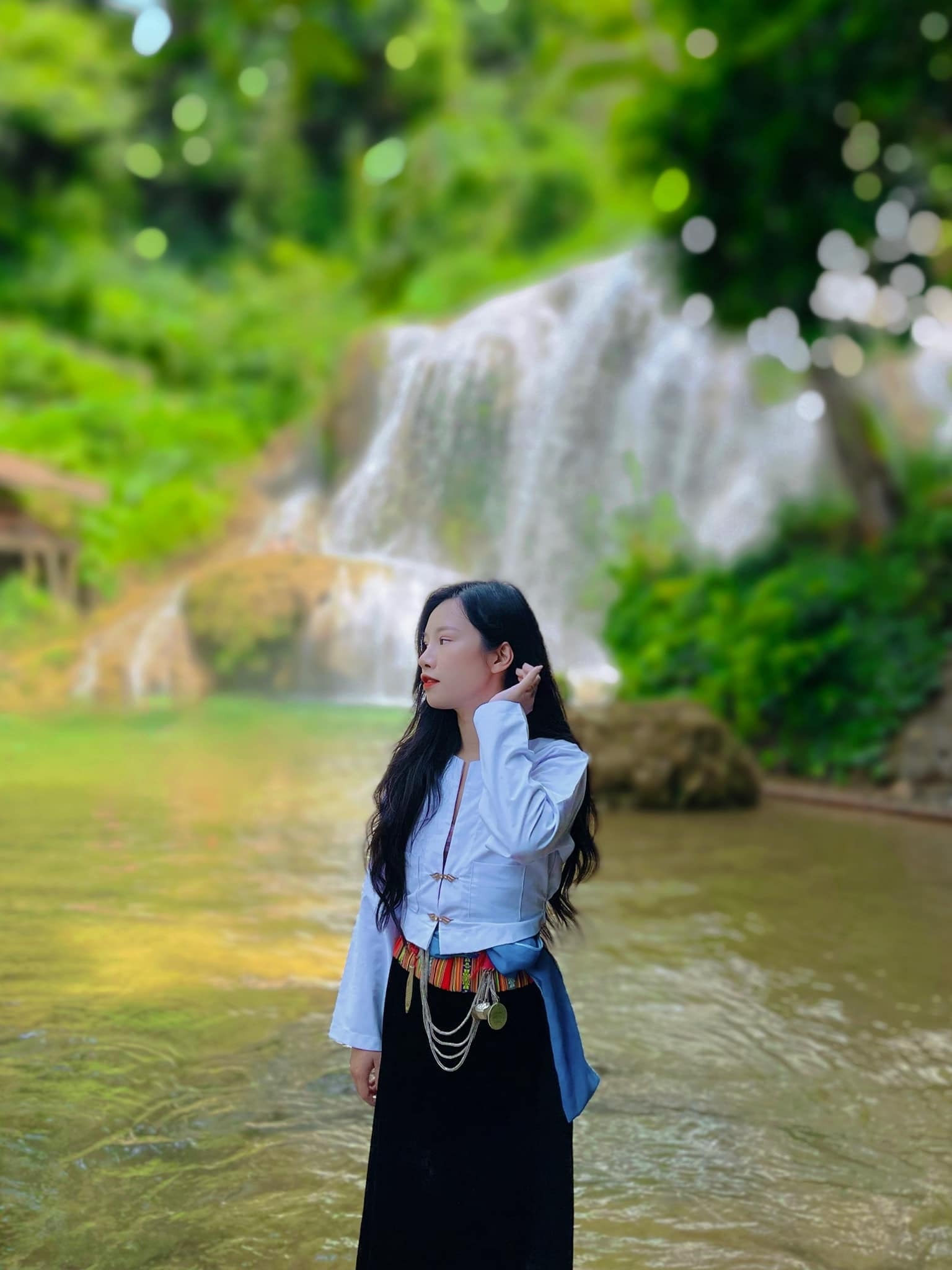 Bạn có thể trải nghiệm mặc trang phục Mường và tắm suối tại đây. (Ảnh: Huong Nguyen)