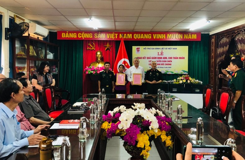 Trao kết quả giám định ADN xác định danh tính hài cốt liệt sĩ cho thân nhân ảnh 1