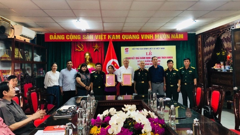 Đại diện Hội Hỗ trợ gia đình liệt sĩ Việt Nam và các cơ quan chức năng chụp ảnh lưu niệm cùng thân nhân liệt sĩ.