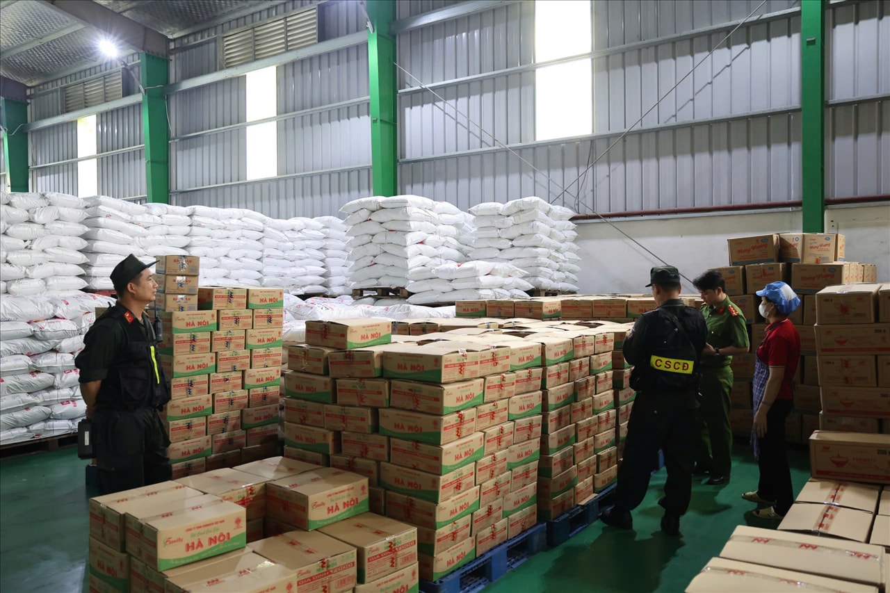 Cơ quan điều tra thực hiện khám xét khẩn cấp kho hàng giả.