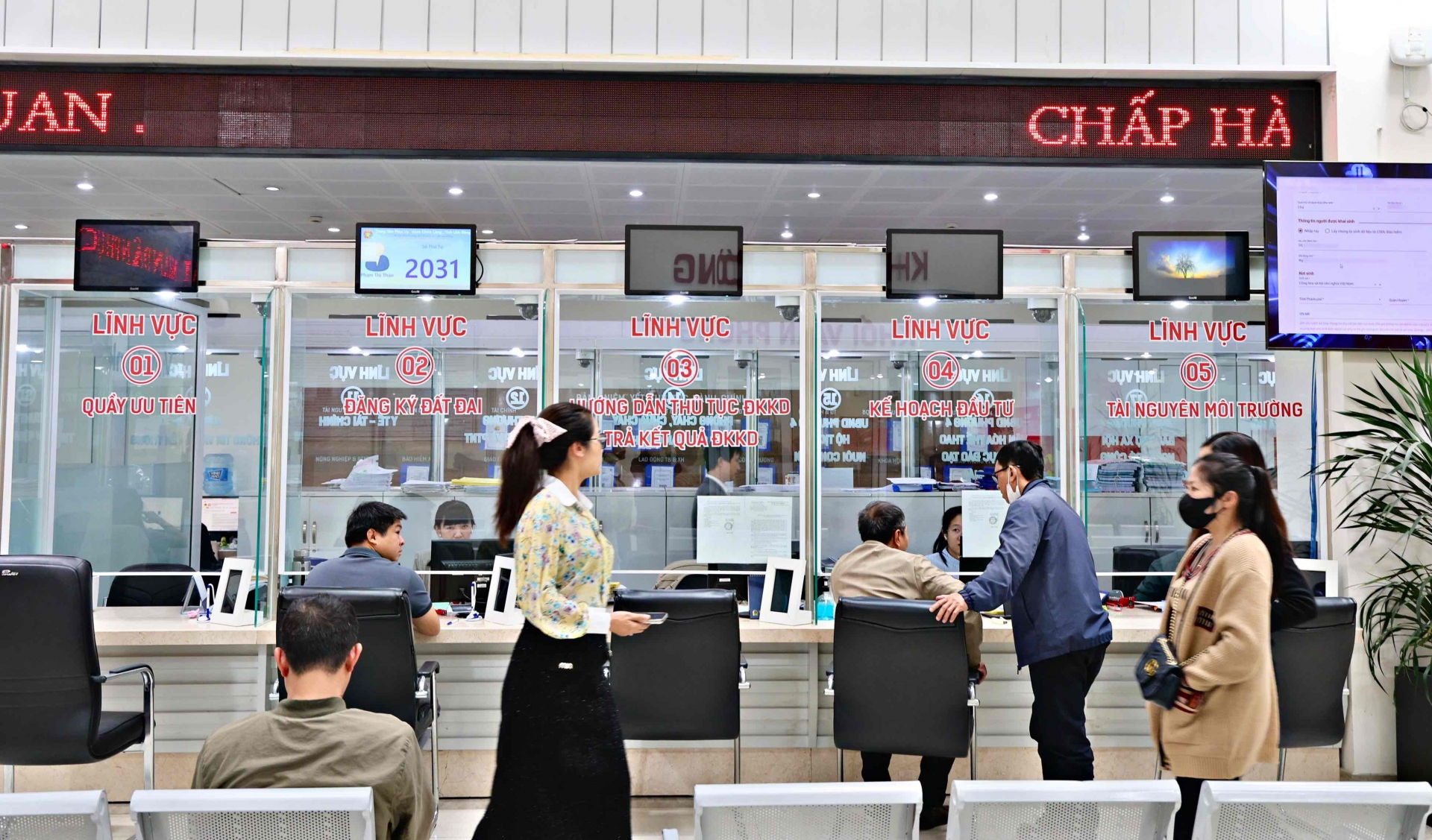 Người dân làm thủ tục hành chính tại Trung tâm phục vụ hành chính công tỉnh Lâm Đồng