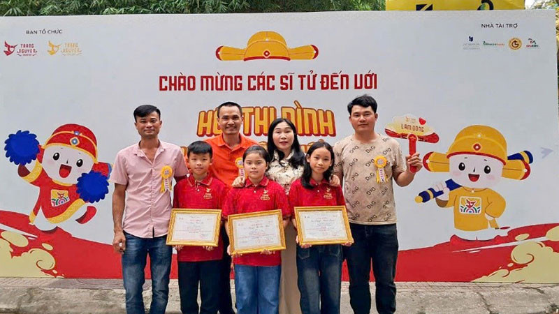Em Nguyễn Khánh Ngân (ngoài cùng bên phải) cùng với gia đình