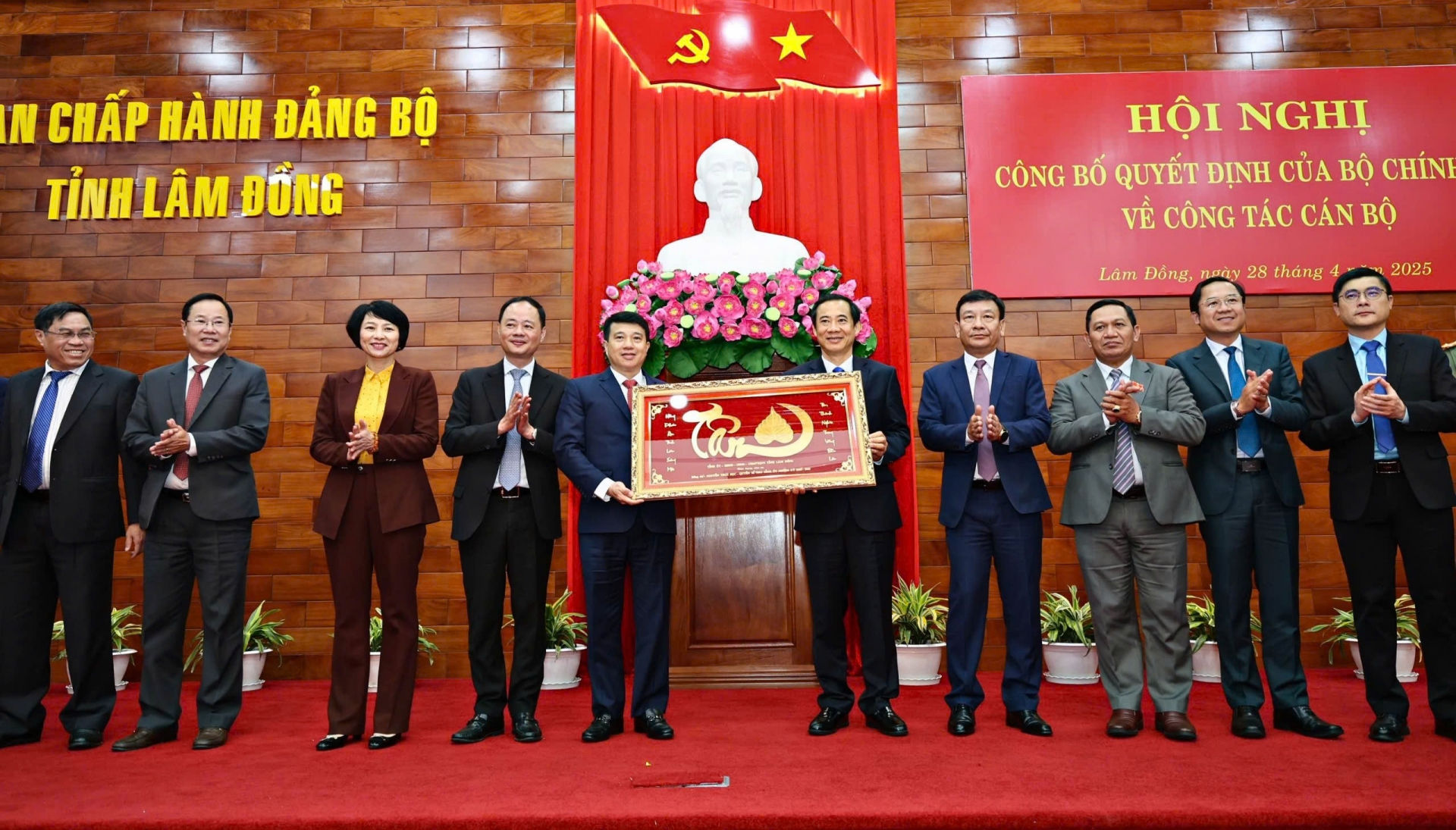 Đồng chí Y Thanh Hà Niê Kđăm - Ủy viên Trung ương Đảng, tân Bí thư Tỉnh ủy Lâm Đồng cùng Ban Thường vụ Tỉnh ủy Lâm Đồng tặng quà cho đồng chí Nguyễn Thái Học - Nguyên Quyền Bí thư Tỉnh uỷ Lâm Đồng được Bộ Chính trị phân công nhiệm vụ mới