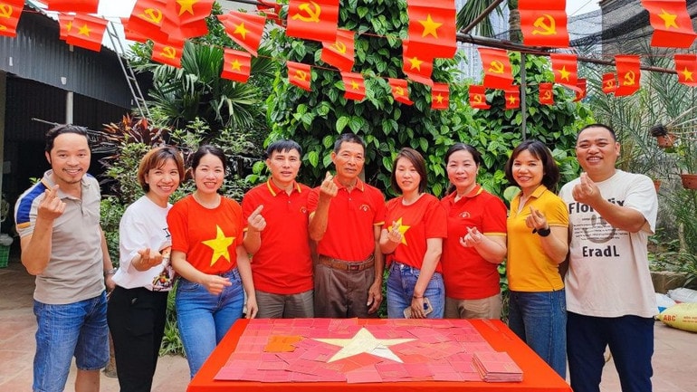 Gia đình ông Lê Trung Truyền kỷ niệm ngày lễ lớn của đất nước theo cách riêng. (Ảnh: Viện Huyết học-Truyền máu Trung ương) Gia đình ông Lê Trung Truyền kỷ niệm ngày lễ lớn của đất nước theo cách riêng. (Ảnh: Viện Huyết học-Truyền máu Trung ương)