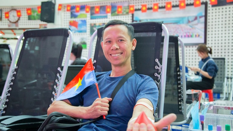 Anh Lê Duy Vĩnh trong lần hiến máu đặc biệt. (Ảnh: Viện Huyết học-Truyền máu Trung ương) Anh Lê Duy Vĩnh trong lần hiến máu đặc biệt. (Ảnh: Viện Huyết học-Truyền máu Trung ương)