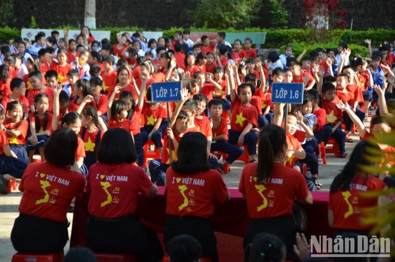 Phố núi Pleiku: Trường học rộn ràng ngày lễ thống nhất non sông ảnh 1