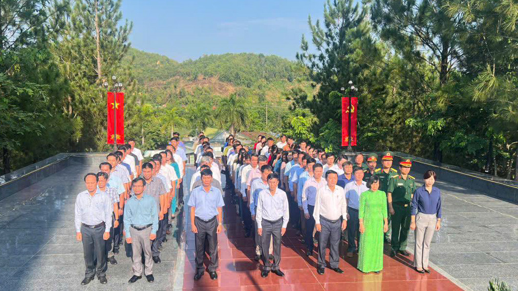 Lãnh đạo huyện Đạ Huoai và các đại biểu viếng Đài tưởng niệm các anh hùng liệt sĩ 