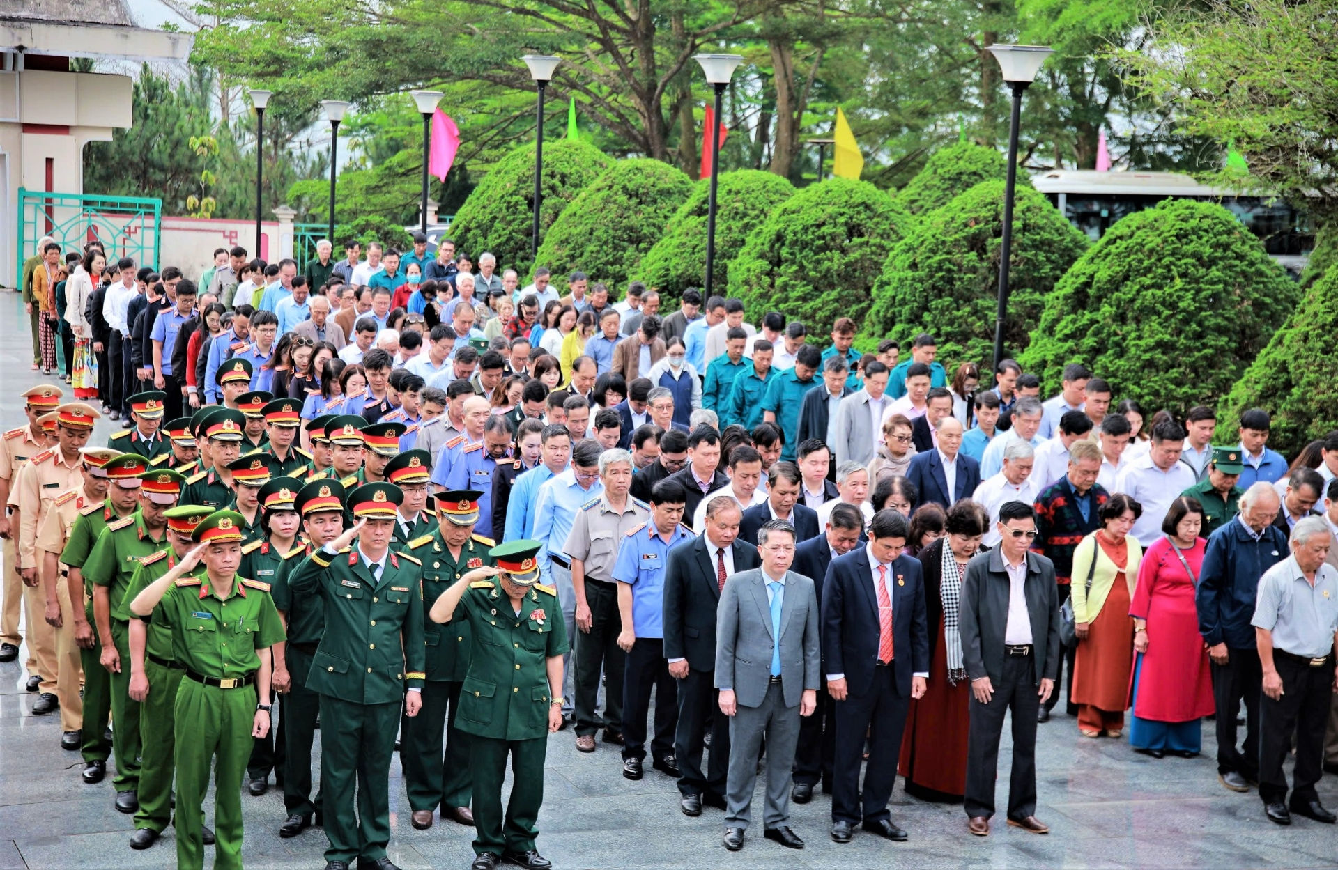 Các đồng chí lãnh đạo TP Bảo Lộc cùng đông đảo đại biểu dự lễ viếng Nghĩa trang Liệt sĩ thành phố nhân kỷ niệm 50 năm Ngày Giải phóng miền Nam, thống nhất đất nước
