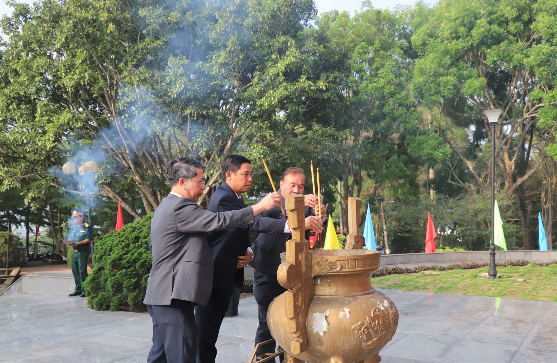 Các đồng chí lãnh đạo TP Bảo Lộc dâng hương tưởng nhớ công lao hy sinh to lớn của các Anh hùng liệt sĩ