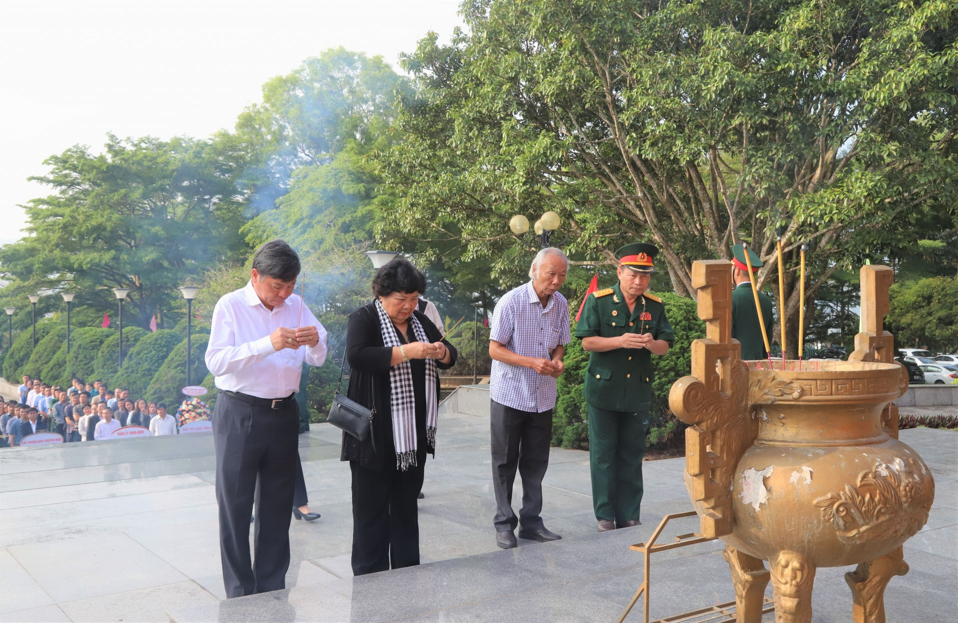 Các đồng chí nguyên lãnh đạo TP Bảo Lộc dâng hương tưởng nhớ, tri ân các Anh hùng liệt sĩ