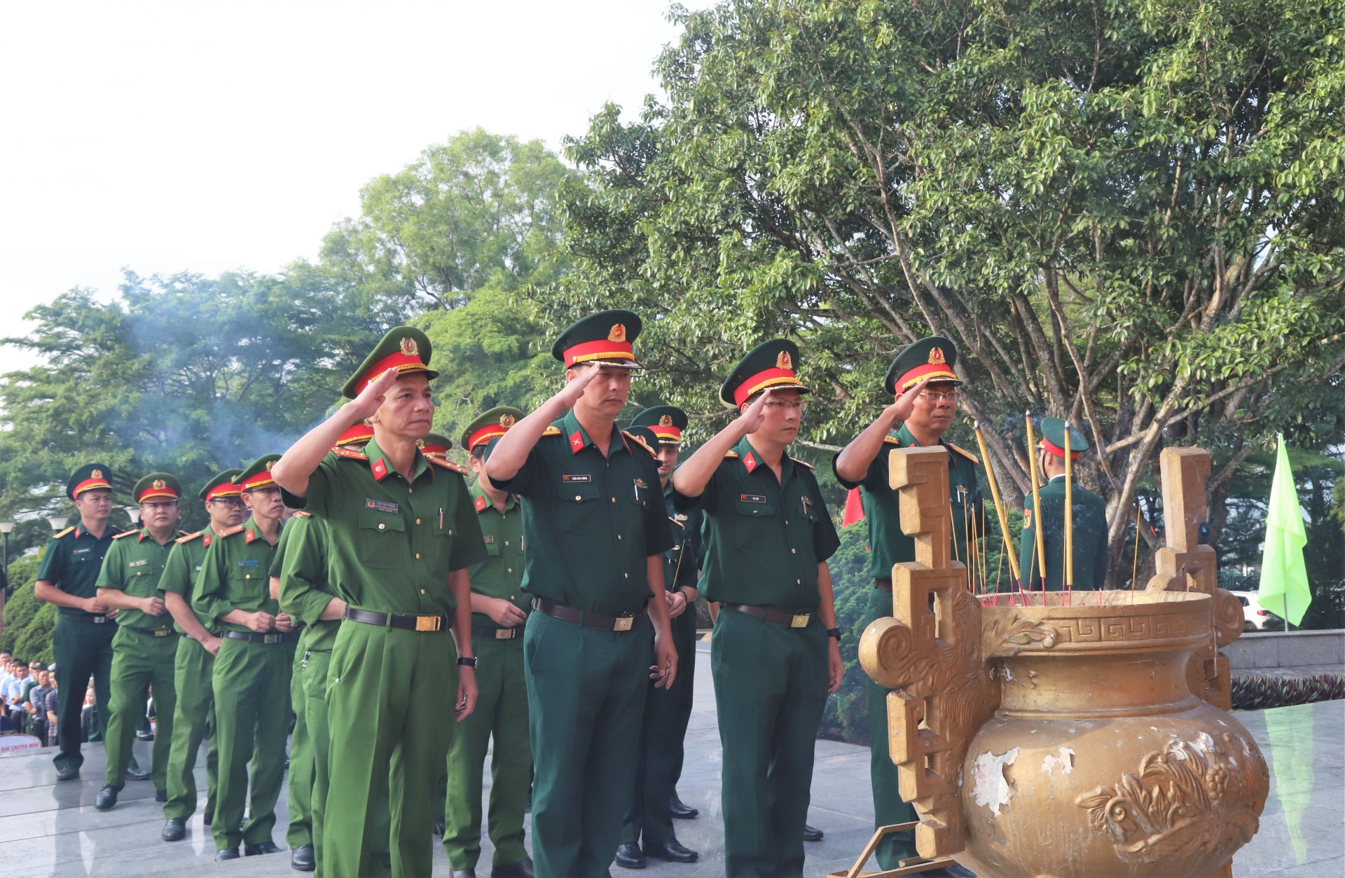 Cán bộ, chiến sĩ lực lượng vũ trang TP Bảo Lộc thành kính tri ân các Anh hùng liệt sĩ