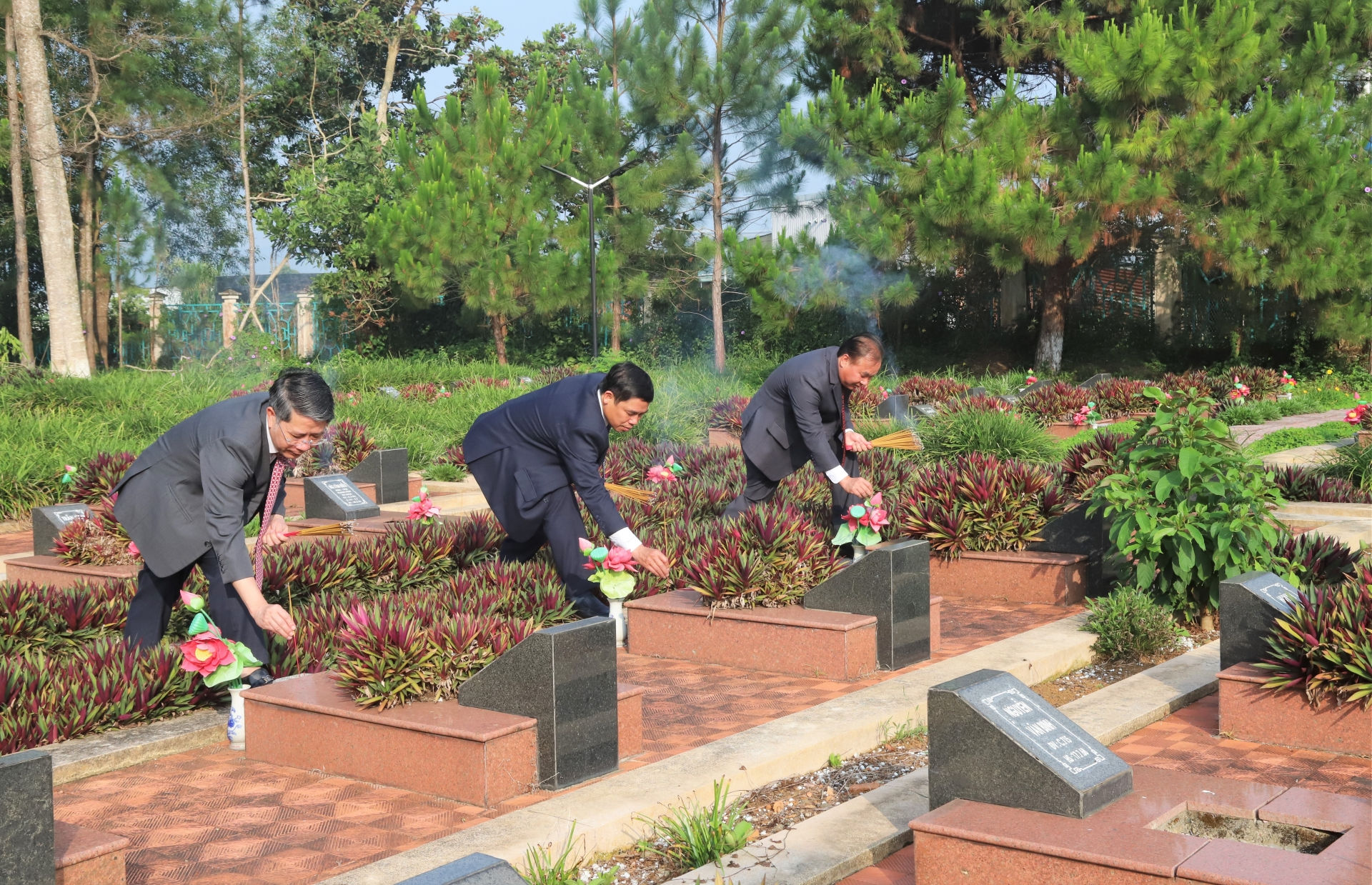 Các đồng chí lãnh đạo TP Bảo Lộc dâng hương tại phần mộ các anh hùng liệt sĩ