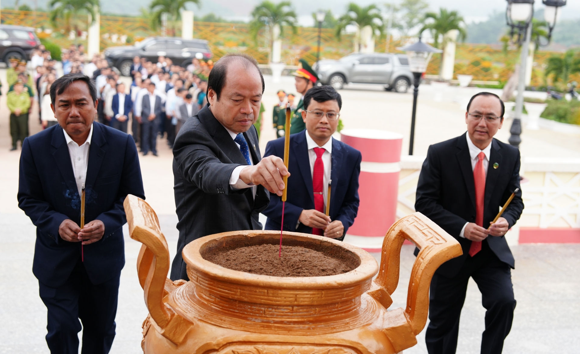 Lãnh đạo huyện Bảo Lâm dâng hương, dâng hoa tri ân các anh hùng liệt sĩ tại Bia tưởng niệm nhân kỷ niệm 50 năm Ngày giải phóng miền Nam, thống nhất đất nước