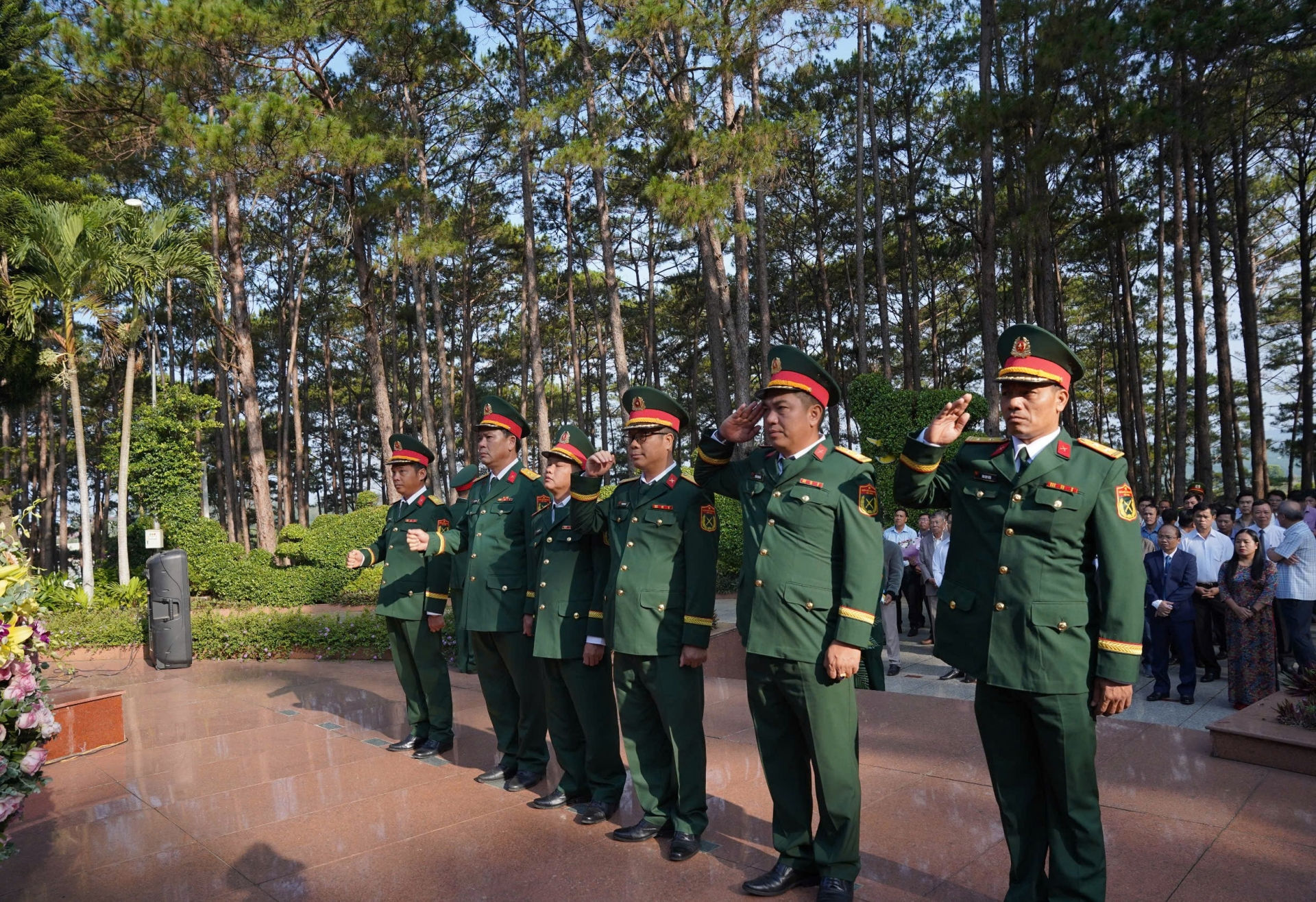 Lực lượng vũ trang huyện Di Linh dâng hương lên Đài tưởng niệm liệt sĩ