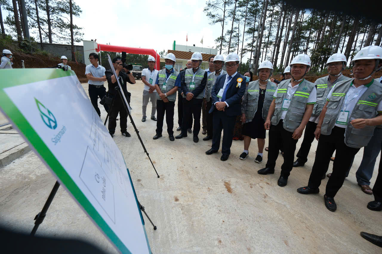 Các đồng chí lãnh đạo tỉnh và địa phương tìm hiểu về mô hình vận hành hoàn chỉnh nhà máy xử lý rác thải Liên Đầm 