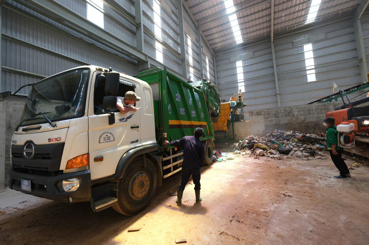 Phân loại rác đầu vào trước khi xử lý