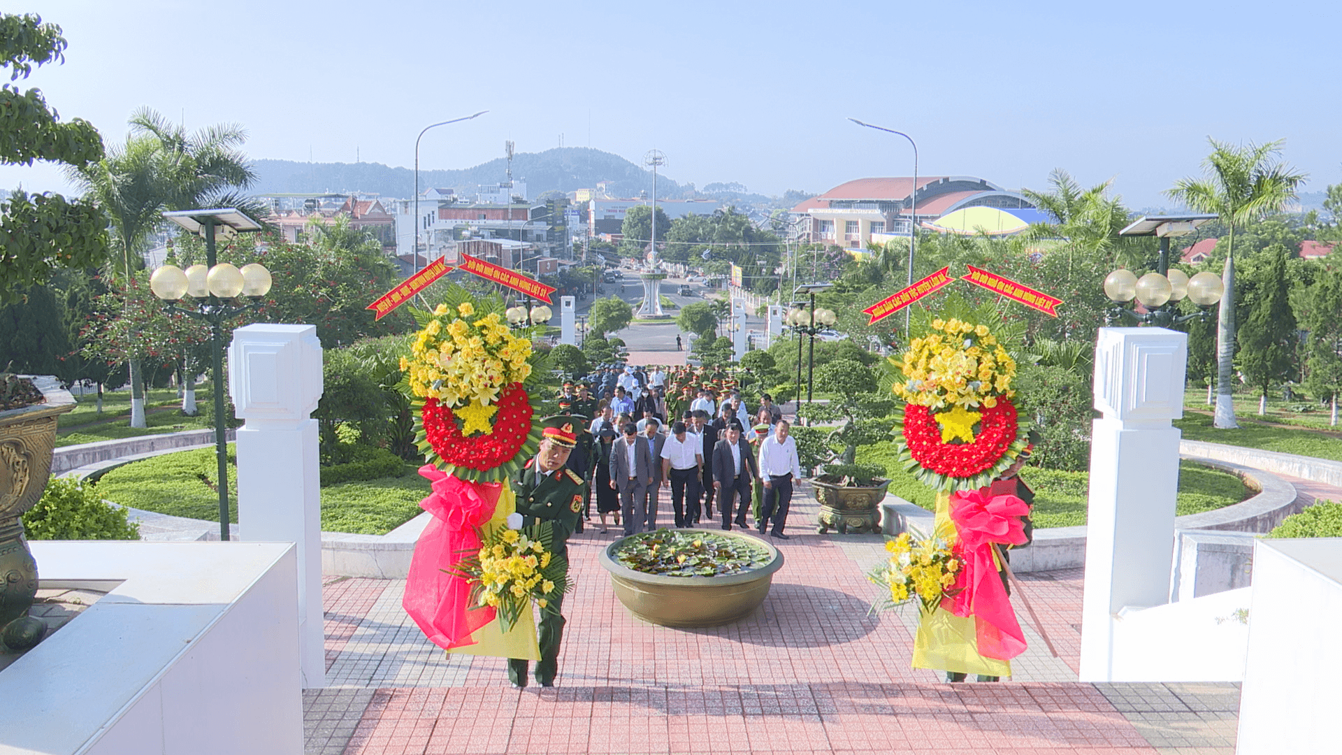 Huyện Lâm Hà tổ chức viếng Đài tưởng niệm liệt sĩ
