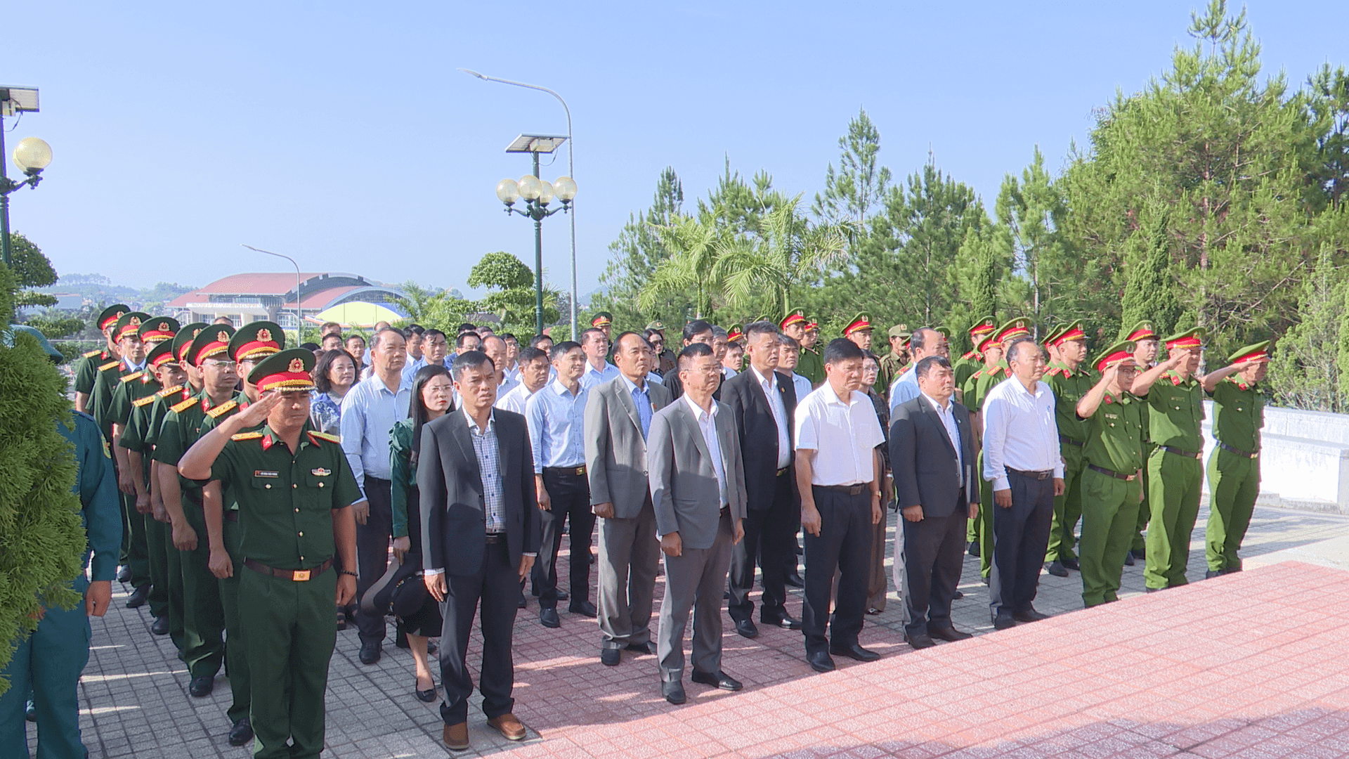 Lãnh đạo huyện thắp hương tri ân các anh hùng liệt sĩ