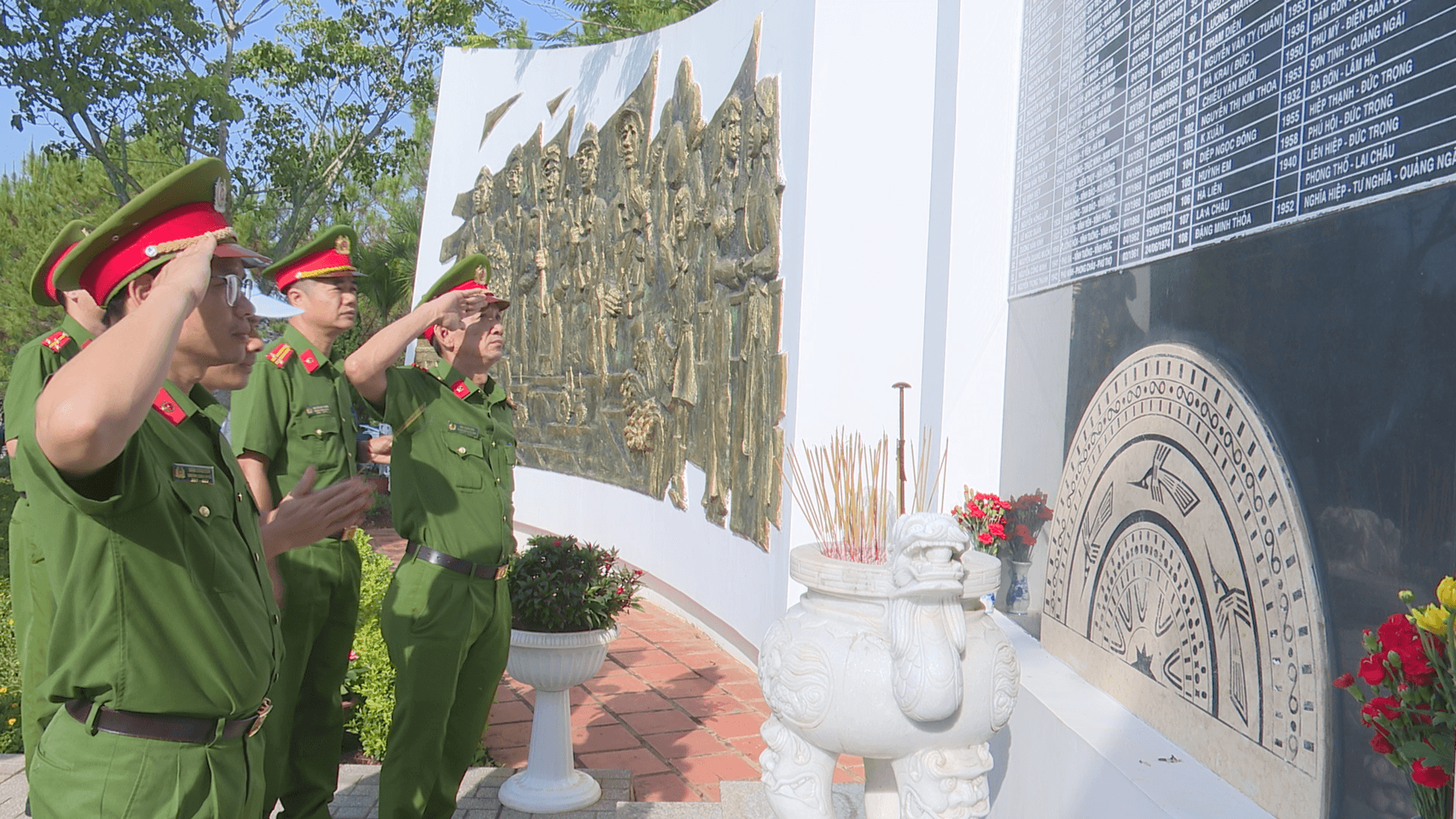Đông đảo lực lượng tham gia lễ tưởng niệm tại Đài liệt sĩ