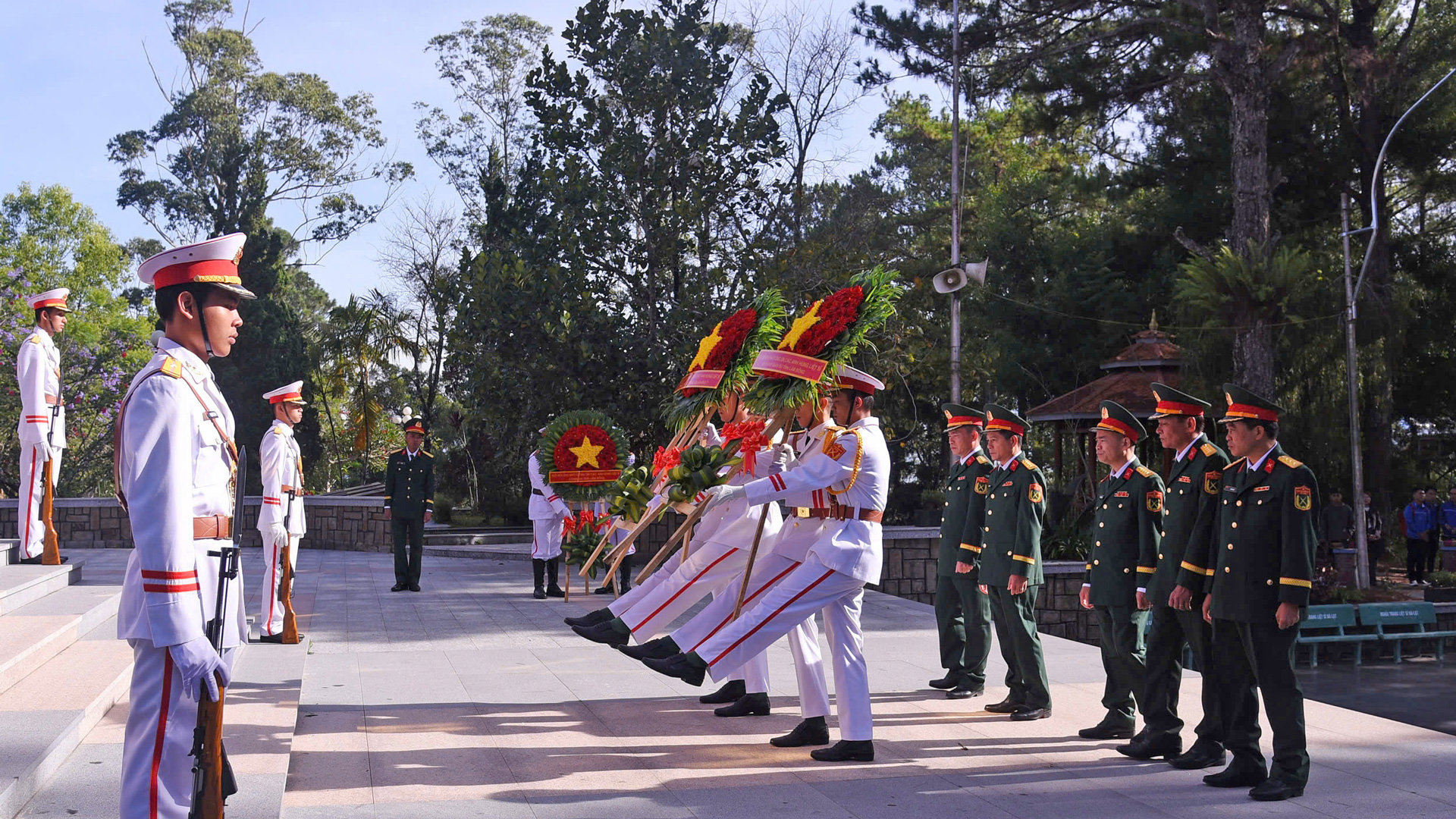 Các đoàn đại biểu dâng hoa và thắp hương trên lễ đài