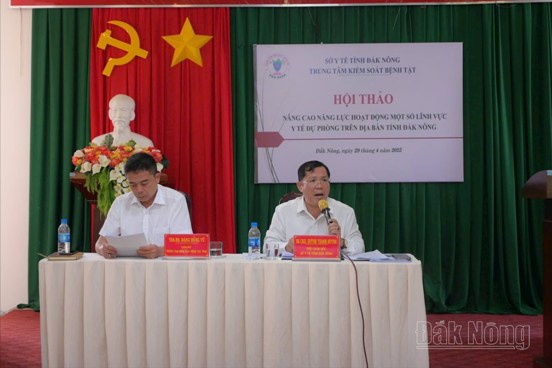 BS. CKII Huỳnh Thanh Huynh, Phó Giám đốc Sở Y tế tỉnh Đắk Nông và Ths.Bs Đặng Hồng Vũ, Giám đốc Trung tâm kiểm soát bệnh tật tỉnh Đắk Nông chủ trì hội thảo